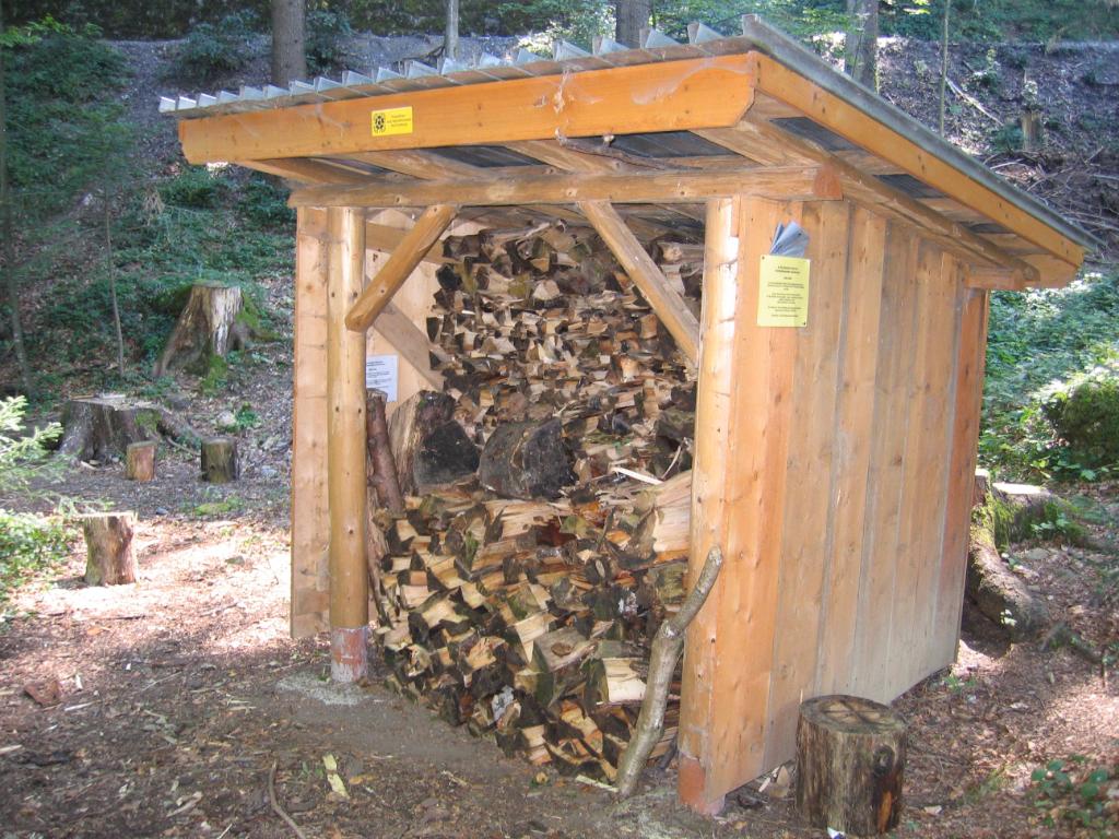 Holzdepot bei der Feuerstelle Gwerderwald